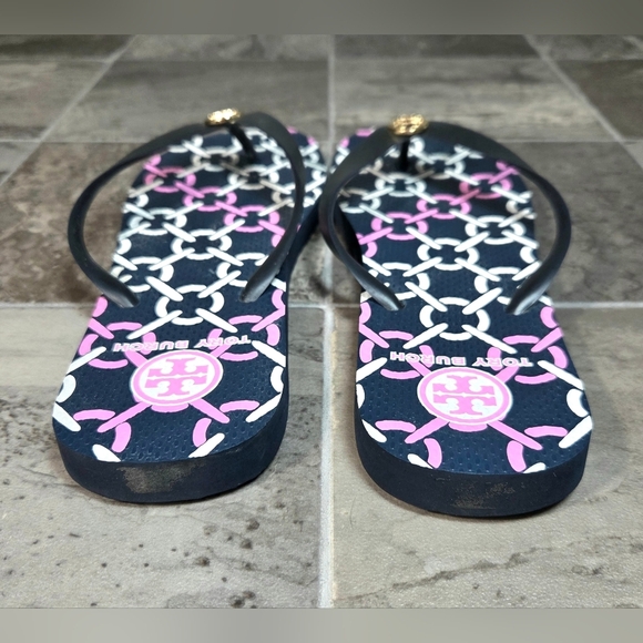TORY BURCH SIGNATURE LOGO SANDALS. - Picture 5 of 9